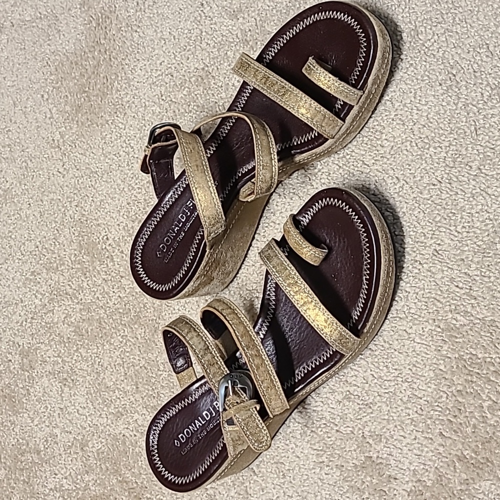 NWOT Donald J Pliner Beige and gold metalic 'Sorge' strappy sandle. Size 9 M